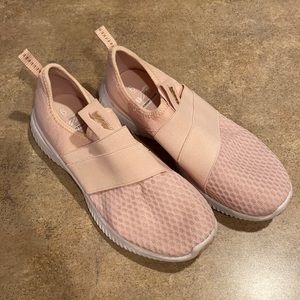 Women’s Avia shoes size 6